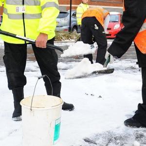 Most people think the law should protect people who clear snow off pavements from possible legal action, says poll