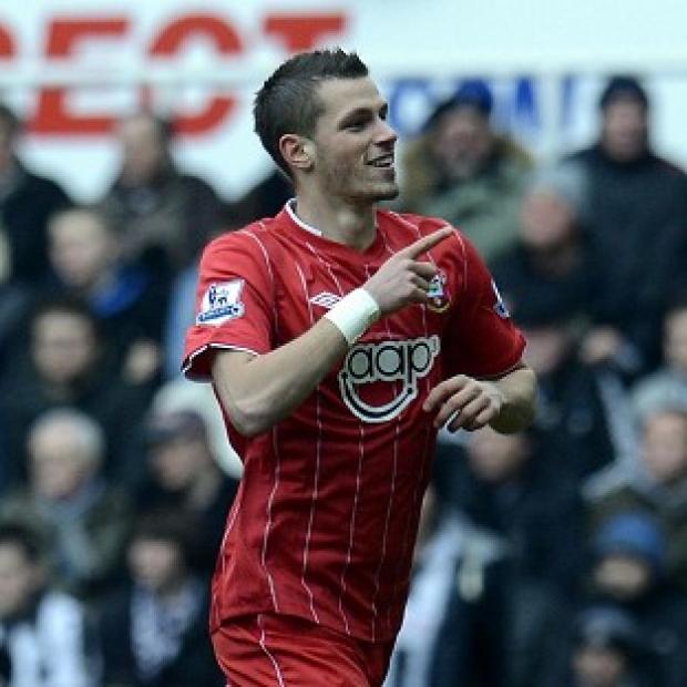 Morgan Schneiderlin signed a contract extension that keeps him at Southampton until the summer of 2017