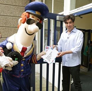 Congleton Guardian: Stephen Mangan, the voice of Postman Pat in the movie, visited a school with the character Congleton Guardian: Stephen Mangan, the voice of Postman Pat in the movie, visited a school with the character